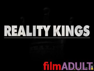 Секс с мамой лучшего друга на кухне - фото 12