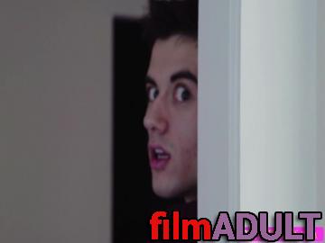 Пасынок подглядел за голой мачехой - фото 2