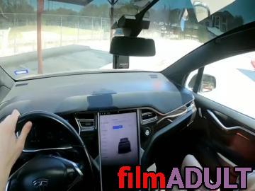 Секс в Tesla с включенным автопилотом порно видео - фото 1