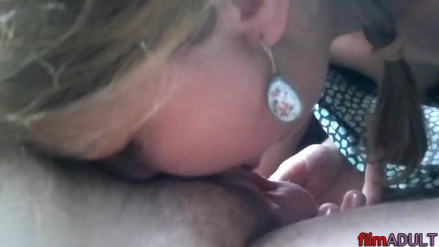 Шлюха делает минет парню на заднем сиденье автомобиля - фото 12