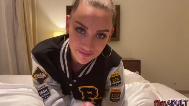 Самая красивая девушка делает минет - фото 2