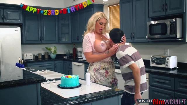 Маму трахнули друзья сына толпой - фото 1