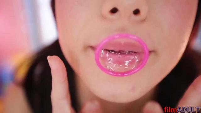 Надевает презерватив ртом