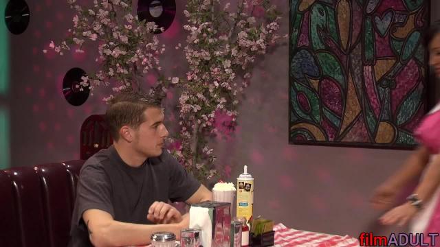 СЕКС С ОФИЦИАНТКОЙ - фото 1