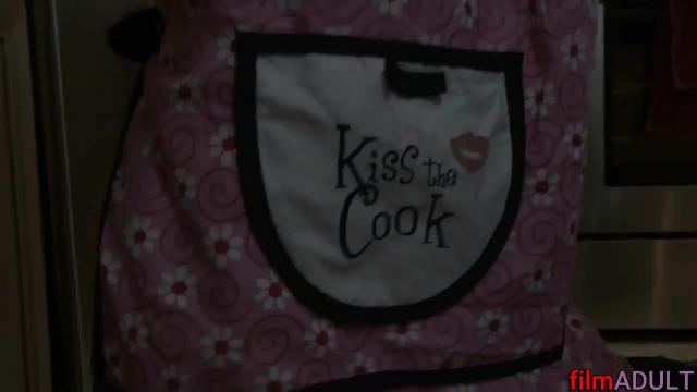 Мама и сын потрахались на кухне посреди дня - фото 12