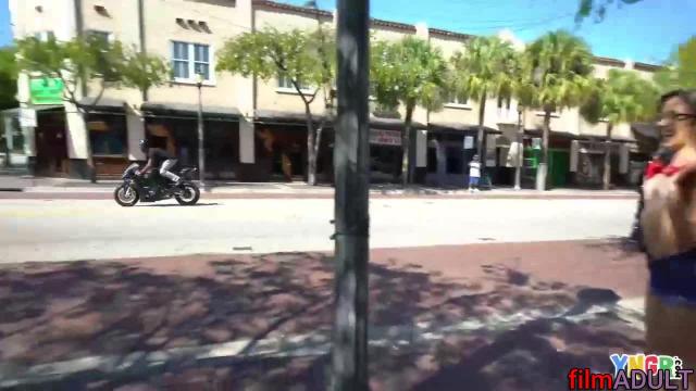 Секс на балконе в очках - фото 2