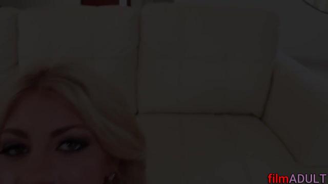 Два самца жестко трахают блондинку - фото 12