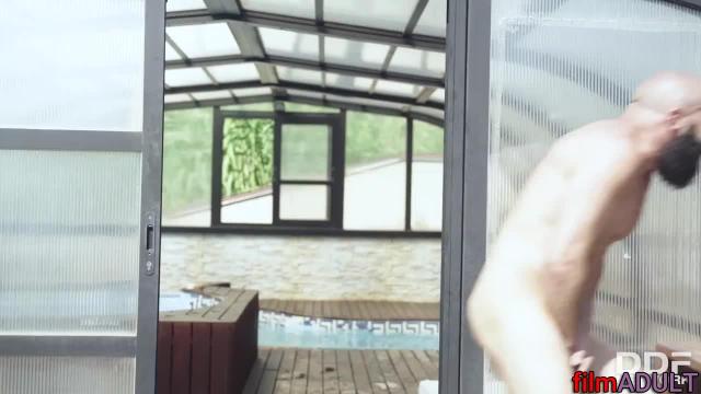 Брюнетка ублажает член мужчины - фото 12