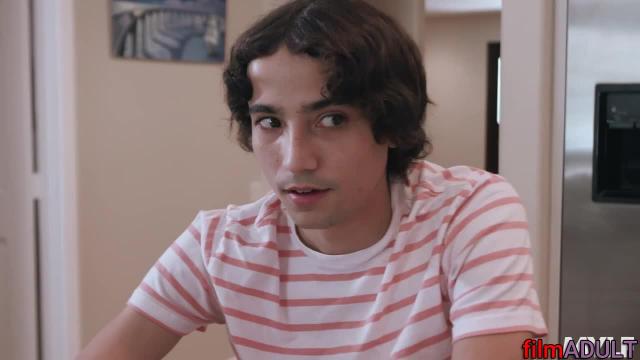 Мама дала парню дочери - фото 1