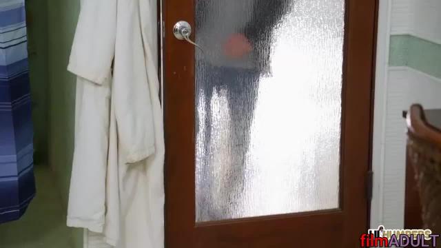 Озабоченный парень шпилит большегрудую мамку - фото 1