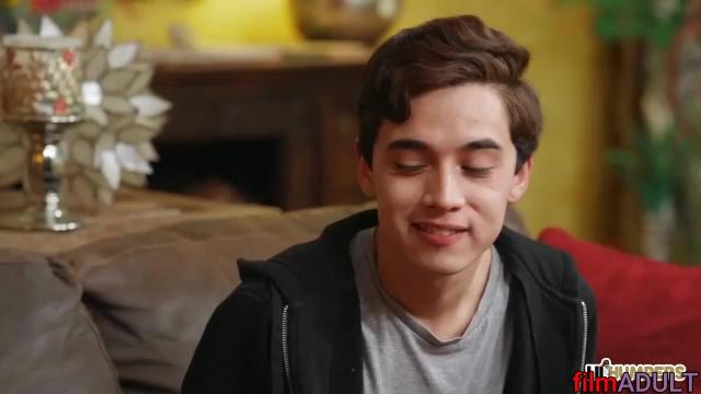 Озабоченный парень шпилит большегрудую мамку - фото 2