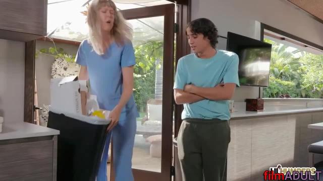 Молодой массажист трахнул зрелую клиентку - фото 1