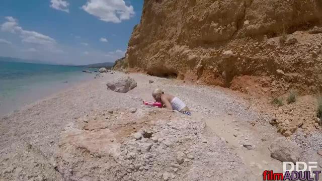 Лесбиянки балуются на берегу моря - фото 1