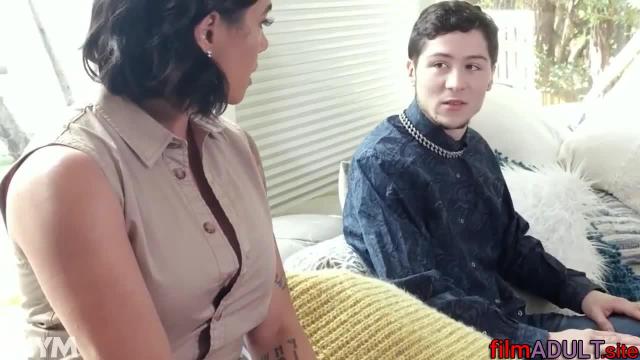 Сын утешает маму и делает ей куни - фото 2