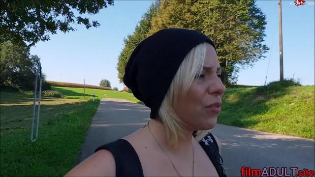 Познакомился со зрелой туристкой и уговорил на секс - фото 1