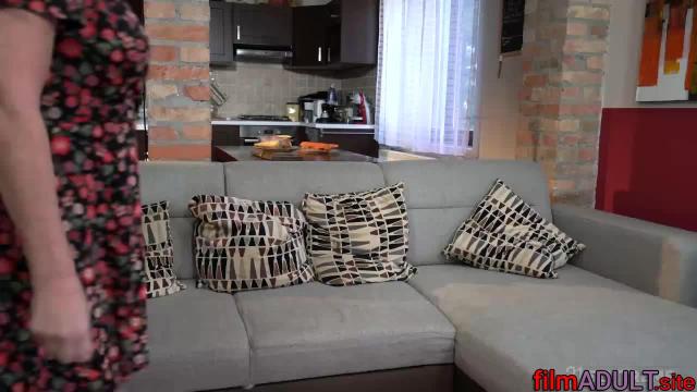 Зрелая мамка лесбиянка соблазнила молодую девушку - фото 2