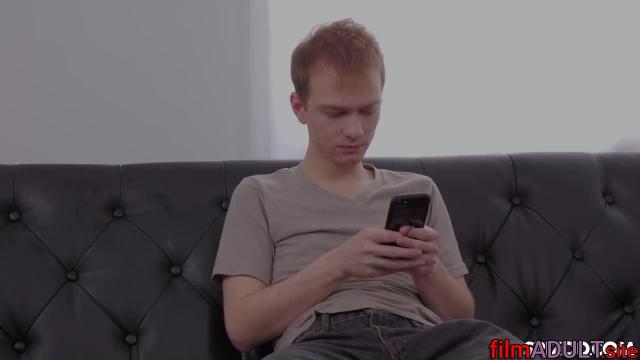 Мать и дочь ублажают молодого парня - фото 1