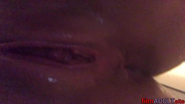 Душ и анальная пробка. Домашнее порно - фото 12