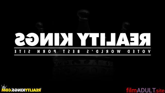 Молодой парень трахает подругу и её зрелую маму - фото 12