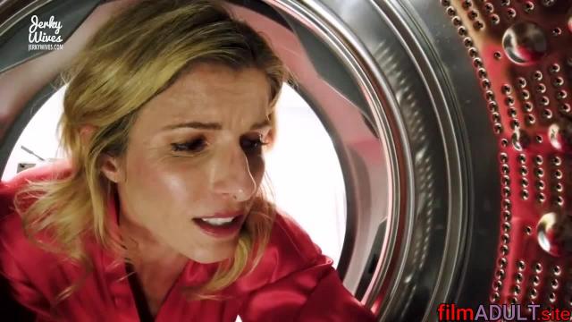 Мачеха застряла в стиральной машине, а сын воспользовался этим