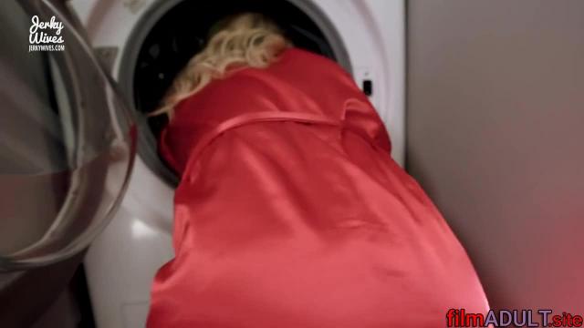 Мачеха застряла в стиральной машине, а сын воспользовался этим - фото 3