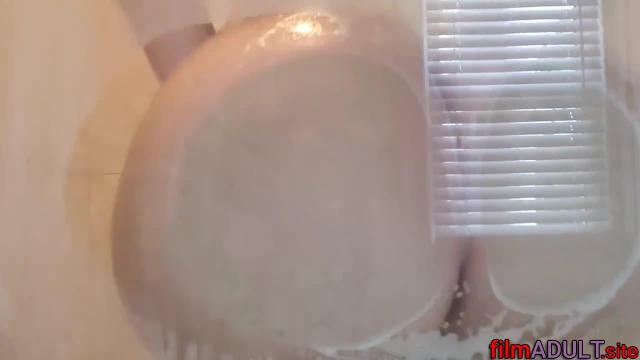 Извращенный сын трахает свою мачеху большой грязной попкой в душе - фото 1