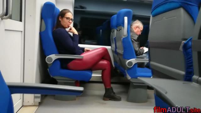 Незнакомка дрочит и сосет в поезде - фото 12