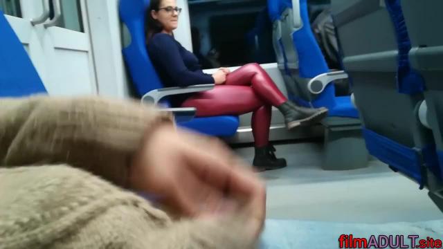 Незнакомка дрочит и сосет в поезде - фото 2