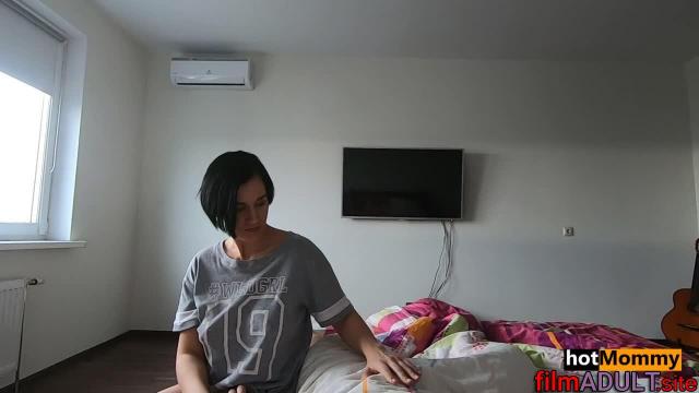 Смотрите как мама трахнула сына - фото 1