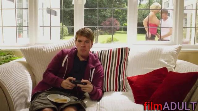 Трахнул маму друга за спиной друга [зрелые, milf, секс с мамой друга] - фото 2