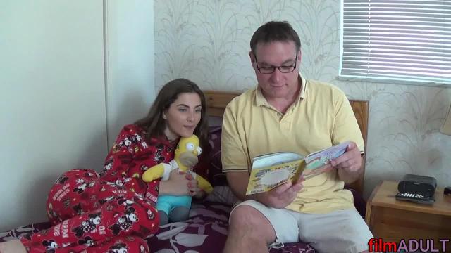 Инцест с дочкой. Папа учит дочь сексу - фото 1