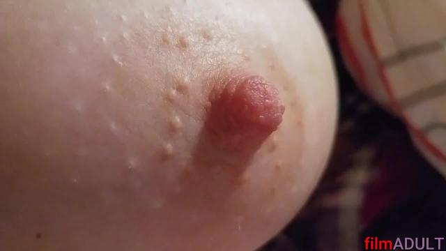 Сын тайно подглядывает за сиськами мамы и снимает на видео - фото 4