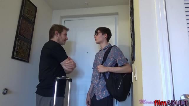 Мама с сыном стали заниматься сексом после проводов отца - фото 1