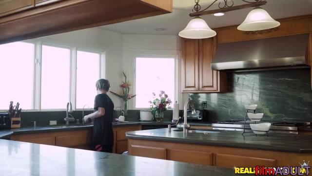 Юнец трахнул маму девушки. Секс молодого парня с милфой - фото 3