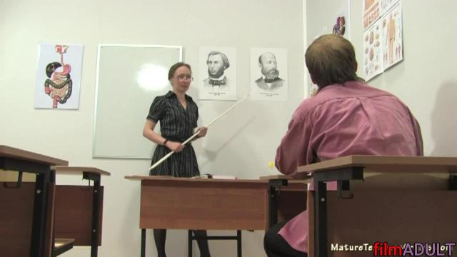 Секс с русской учительницей биологии после занятий - фото 1