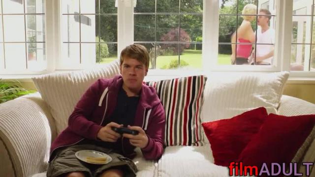 Сын привел друга, а мама стала трахаться с ним [зрелые, большие сиськи, мама друга] - фото 2