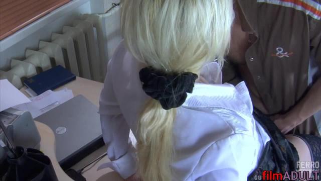 Русская начальница трахается с курьером на рабочем месте, потому что ей захотелось секса [с диалогами] - фото 7